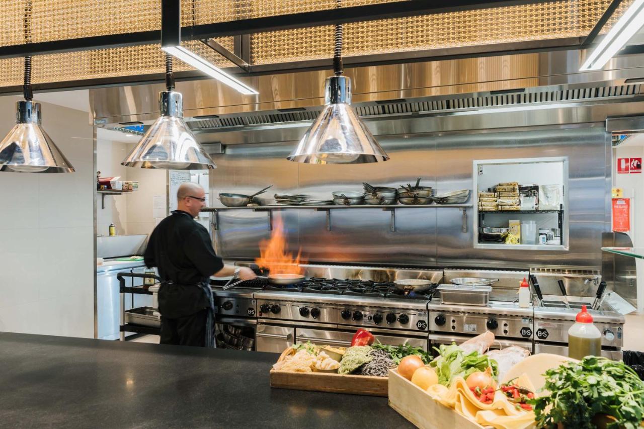 Peppers Waymouth Hotel Adelaide Exterior foto A chef working in a restaurant kitchen