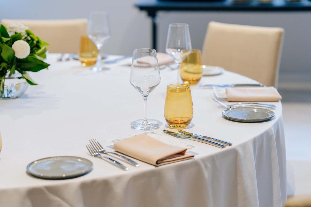 Peppers Waymouth Hotel Adelaide Exterior foto A table set for fine dining